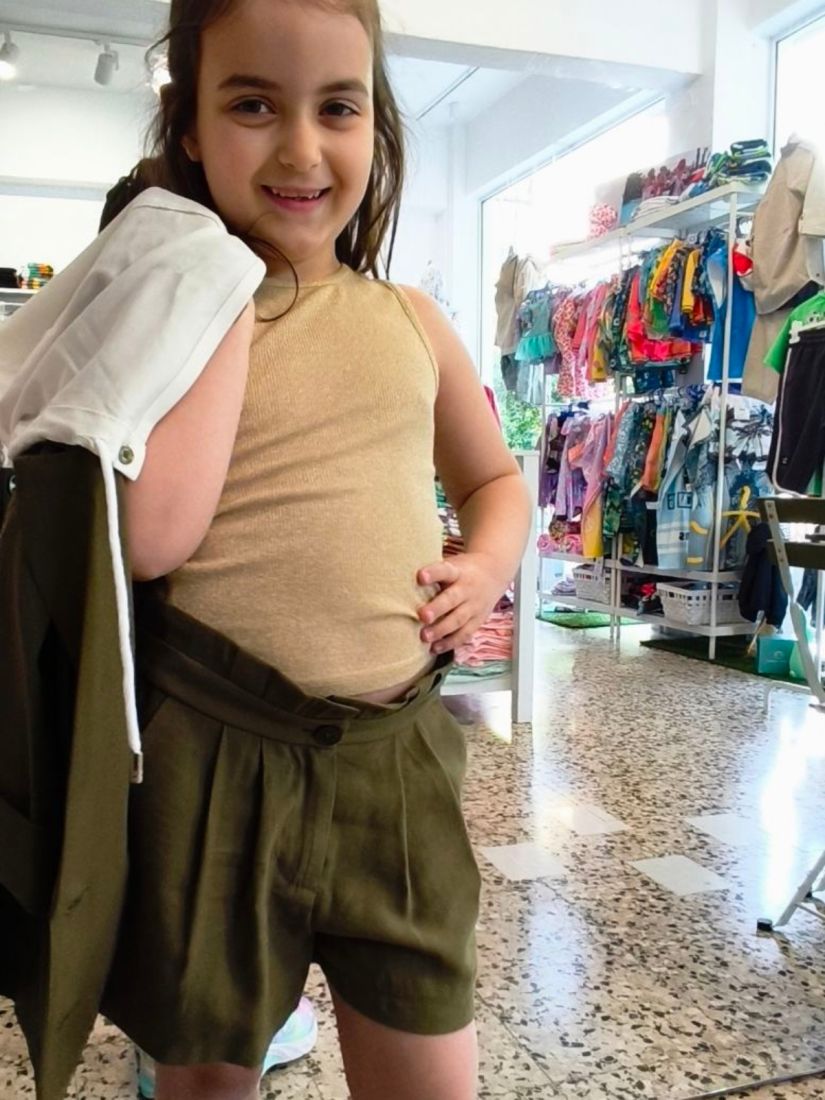 Σορτς μονόχρωμο με πιέτες και τσέπες χακί