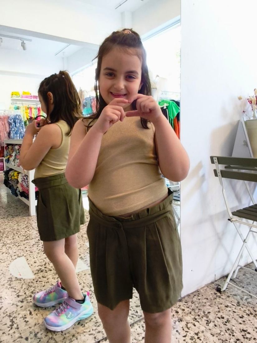 Σορτς μονόχρωμο με πιέτες και τσέπες χακί