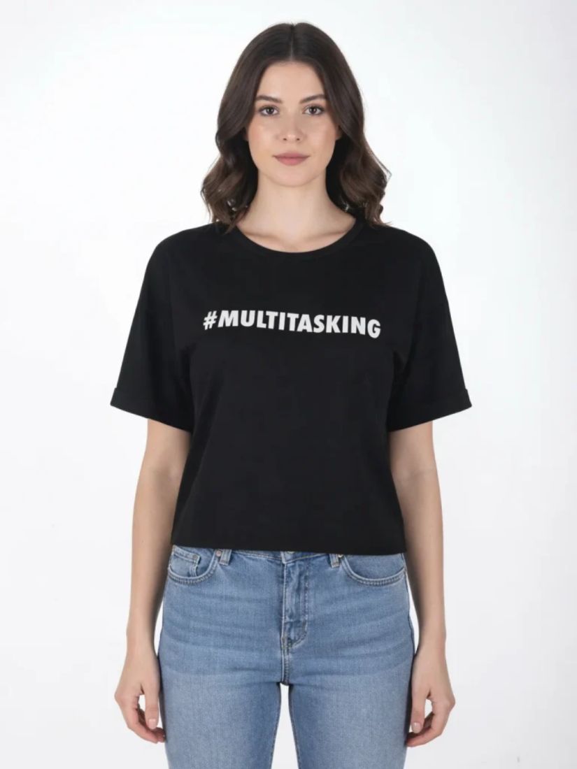 Μπλούζα κροπ με print #Multitasking μαύρο
