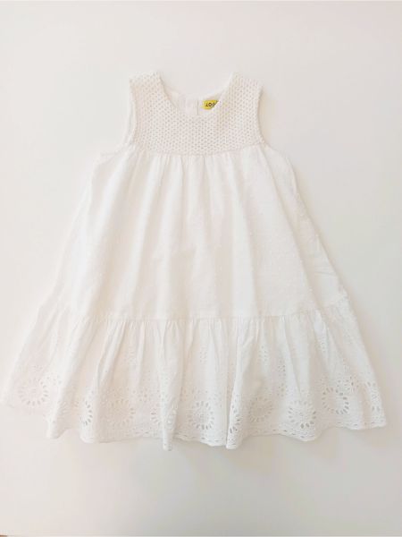 Φόρεμα με κοφτό κέντημα και πλεκτό μπούστο και κουμπάκια στην πλάτη λευκό