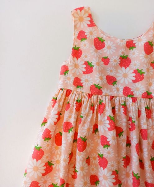 Φόρεμα με print φράουλες και μαργαρίτες και άνοιγμα στην πλάτη ροζ