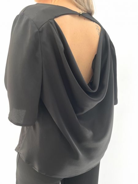 Μπλούζα μονόχρωμη σατέν γκοφρέ με ντραπέ άνοιγμα στην πλάτη Ελληνικής ραφής μαύρο