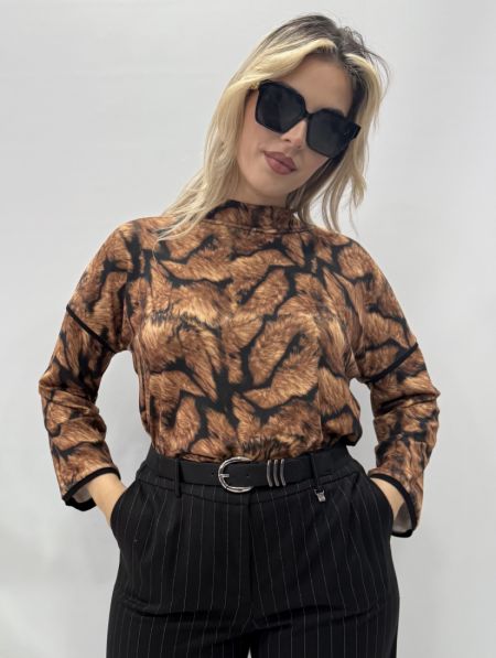 Μπλούζα πλεκτή εμπριμέ με ρέλι στο μανίκι μαύρο