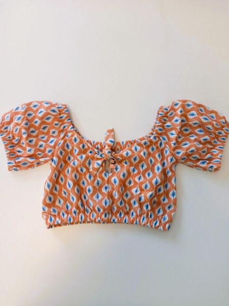 Κροπ τοπ με γεωμετρικά σχέδια και δέσιμο εκάι