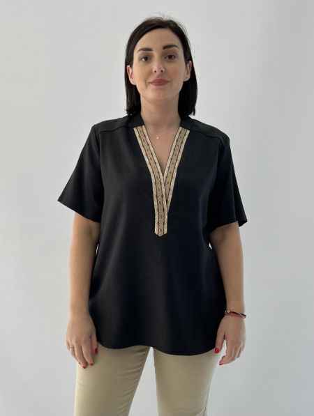 Πουκαμίσα λινή με κέντημα στο V μαύρο