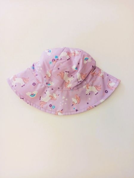 Αντηλιακό καπέλο με SPF 40+ με print μονόκερους και ουράνια τόξα λιλά