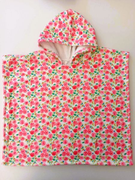 Πετσέτα πόντσο με κουκούλα και print τριανταφυλλάκια ελληνικής ραφής ροζ