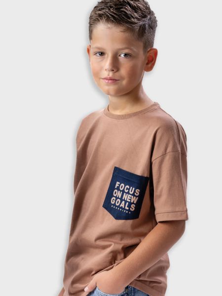 Μπλούζα με τσέπη και print focus on new goals σοκολά