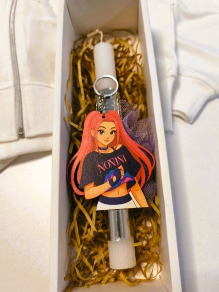 Χειροποίητη λαμπάδα huntrix μπρελόκ κόκκινο