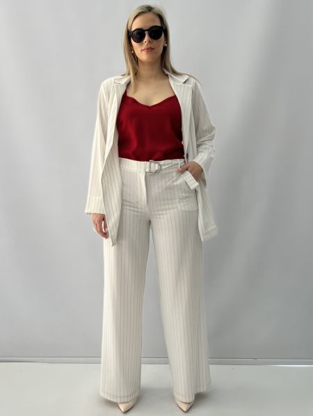 Κουστούμι ριγέ σακάκι με τσέπες και παντελονα με ζώνη στη μέση λευκό